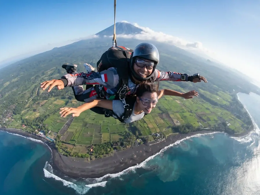 Tandem skydive di atas pesisir Bali