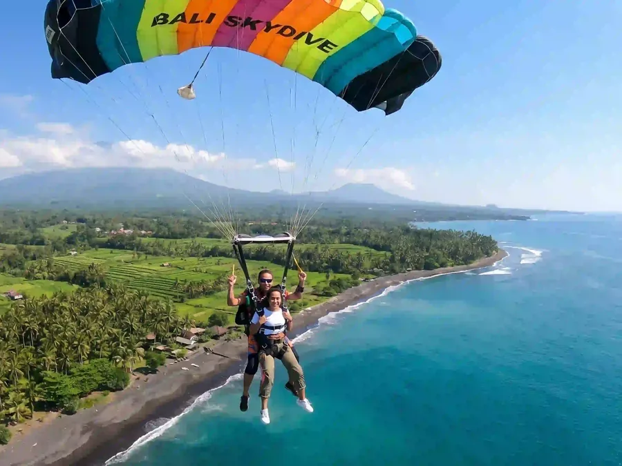 Parasut tandem terbuka di atas pantai Bali