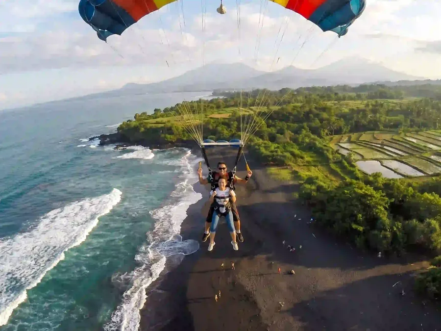 Pendaratan setelah lompatan tandem di pantai Bali